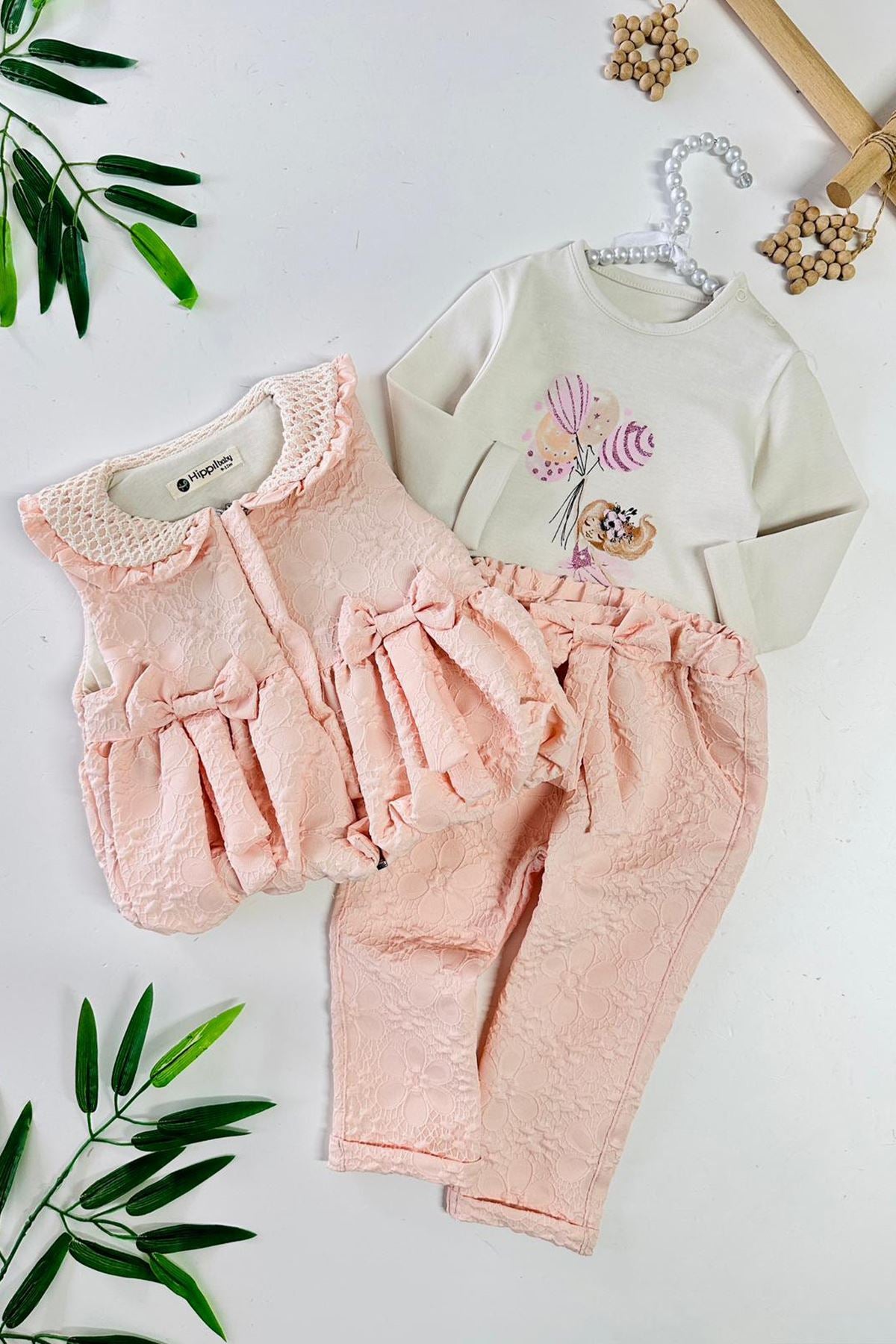 طقم شتوي بناتي للرضع 3 قطع – بلوزة مع سترة أنيقة وبنطال بتفاصيل فيونكة راقية