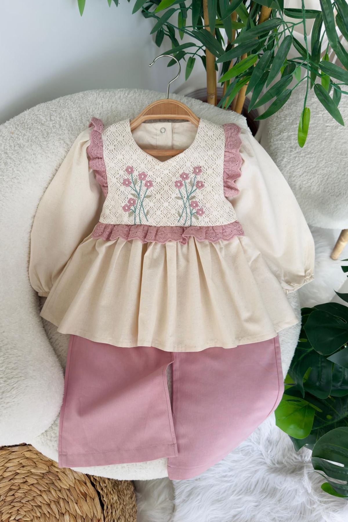 طقم بناتي أنيق بتفاصيل دانتيل وزهور