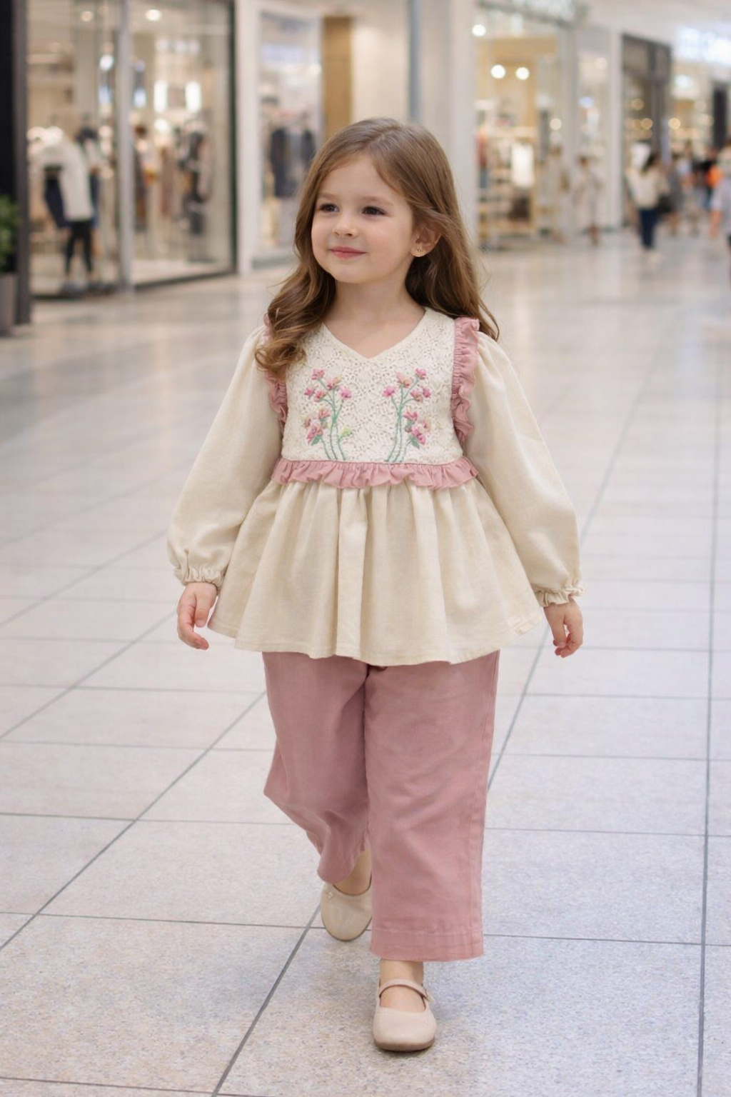 طقم بناتي أنيق بتفاصيل دانتيل وزهور