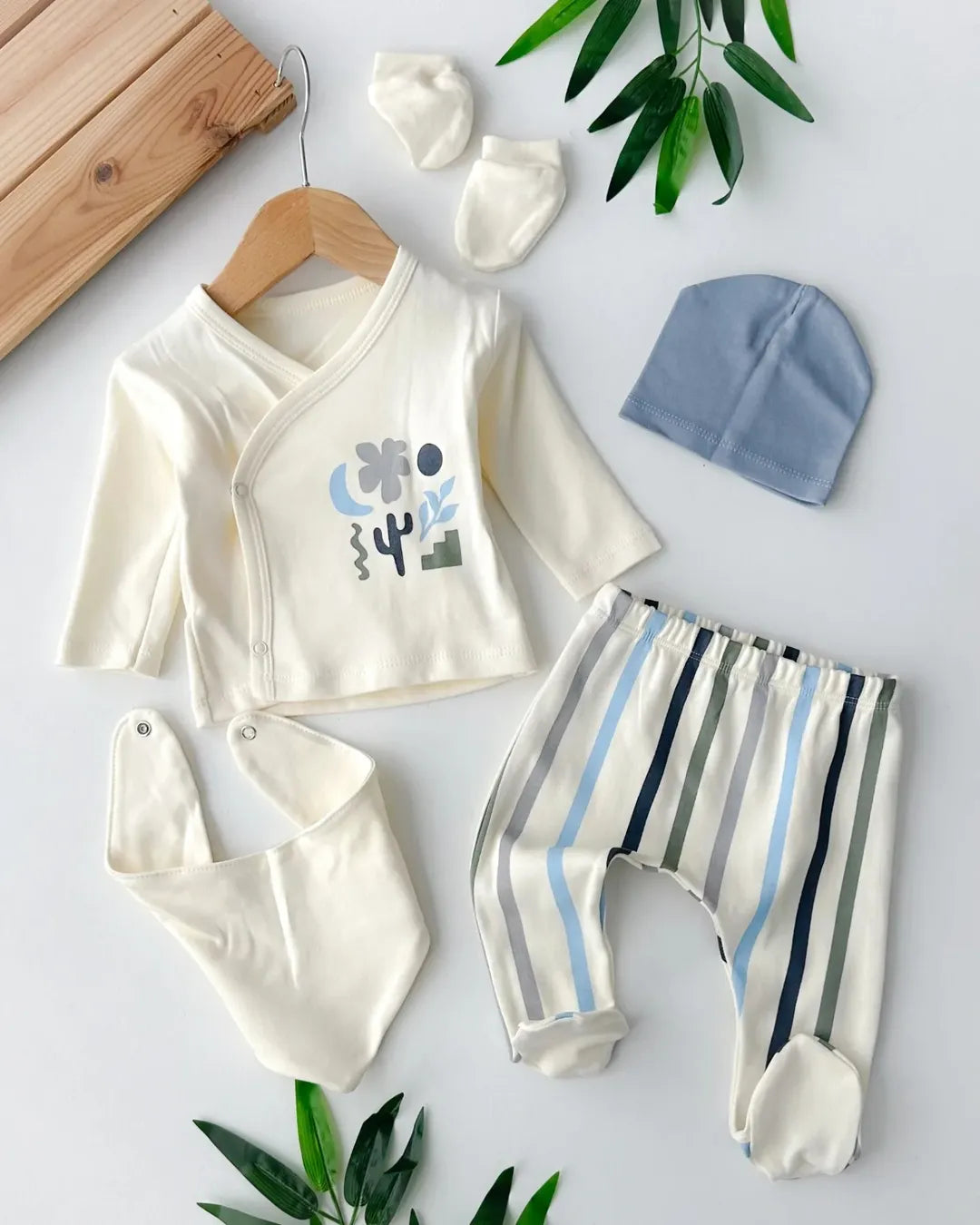 طقم مواليد من خمس قطع بتصميم عصري وخطوط ناعمة