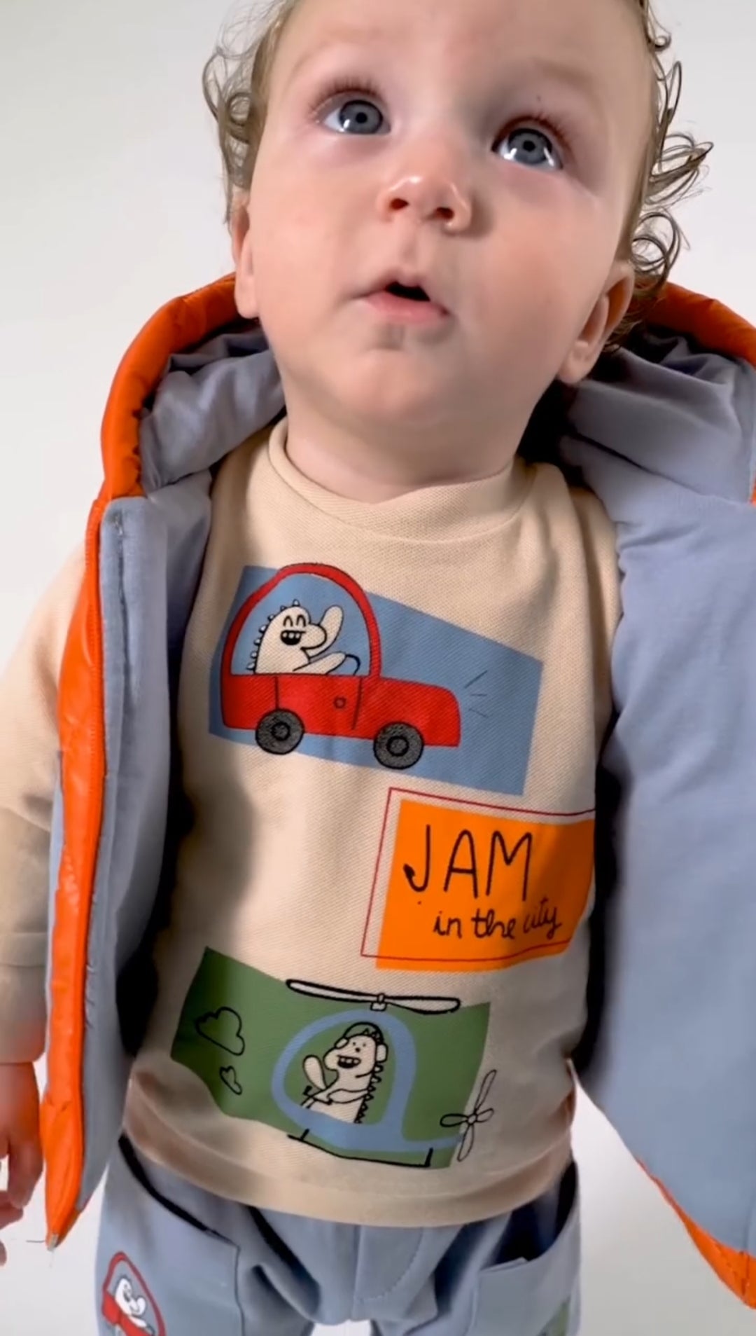 طقم أولاد شتوي من ثلاث قطع بتصميم سيارات وألوان زاهية