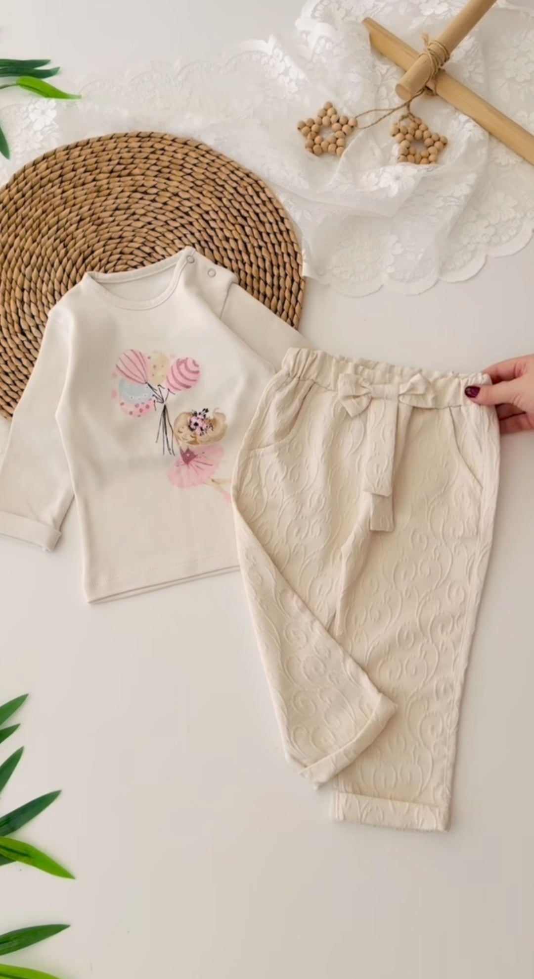 طقم شتوي بناتي للرضع 3 قطع – بلوزة مع سترة أنيقة وبنطال بتفاصيل فيونكة راقية