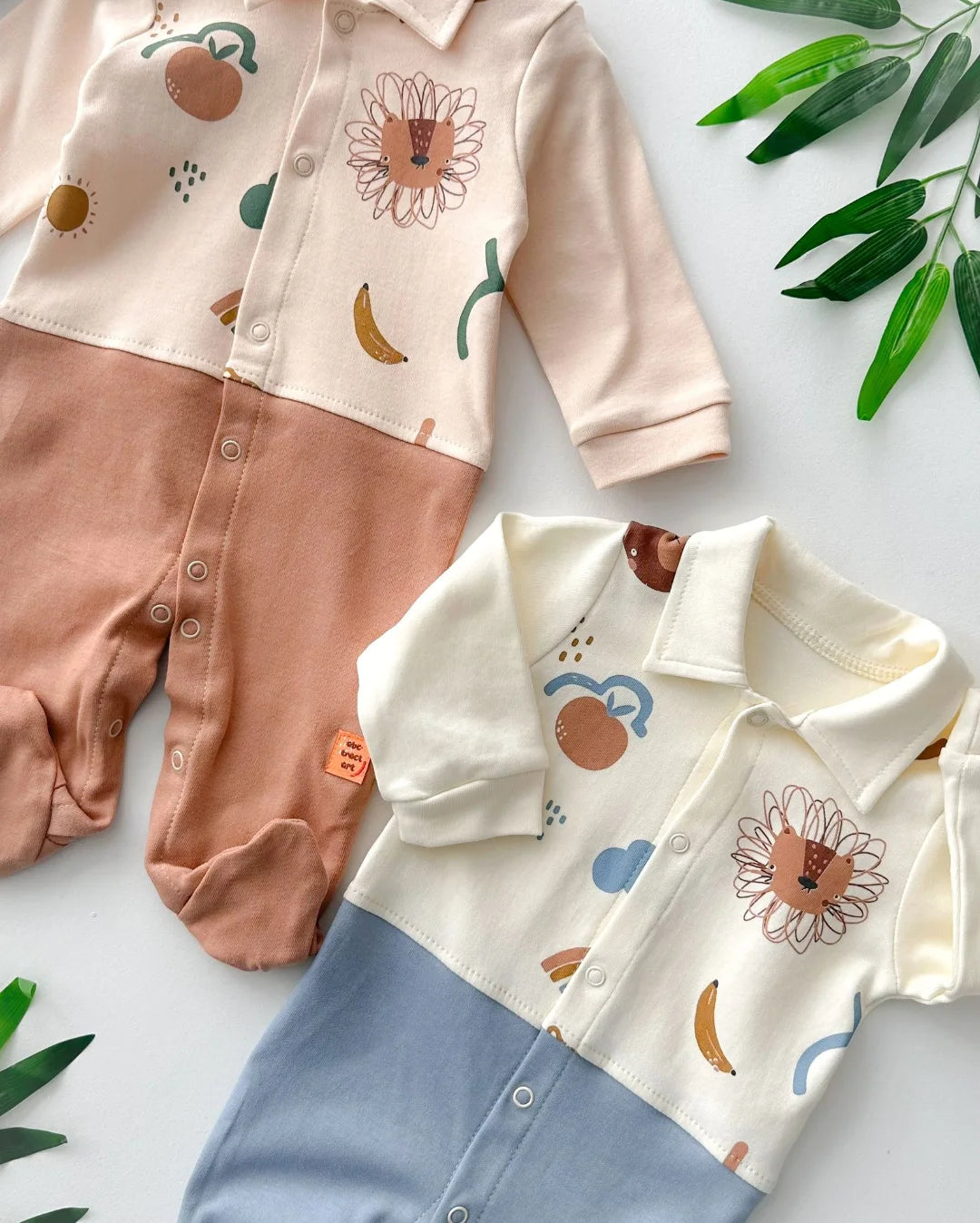 طقم بيبي من قطعتين بألوان طبيعية وتصميم  مرح