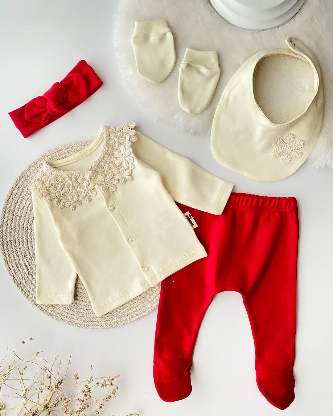 طقم مواليد بناتي أنيق بدانتيل – متوفر بلون وردي وأحمر (5 قطع)