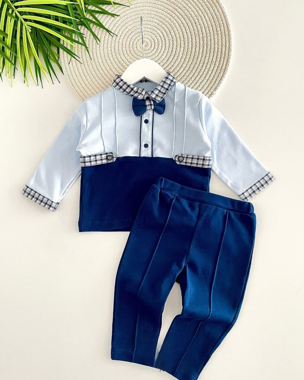 طقم أولاد فاخر بربطة عنق صغيرة ولمسة عصرية