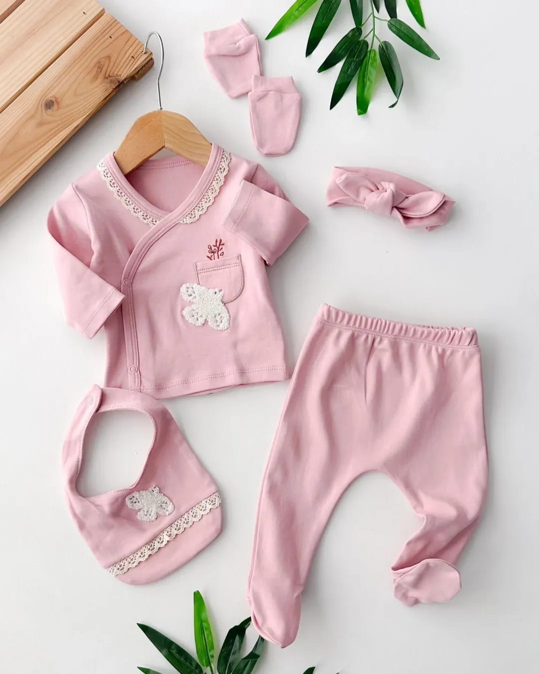 طقم بيبي بناتي 5 قطع باللون الوردي والسومون المزين بنورس