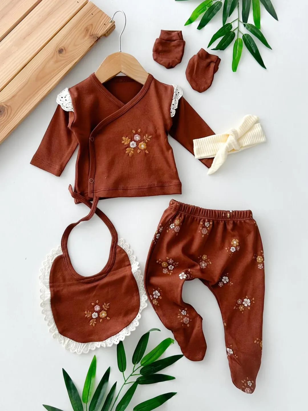 طقم بيبي بناتي 5 قطع باللون البني المزهر