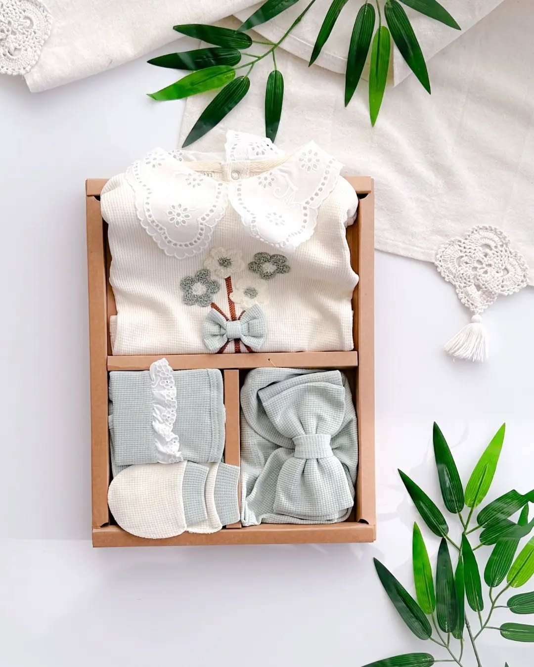 طقم بيبي بناتي دانتيل – 5 قطع بتطريز الأزهار الأنيقة