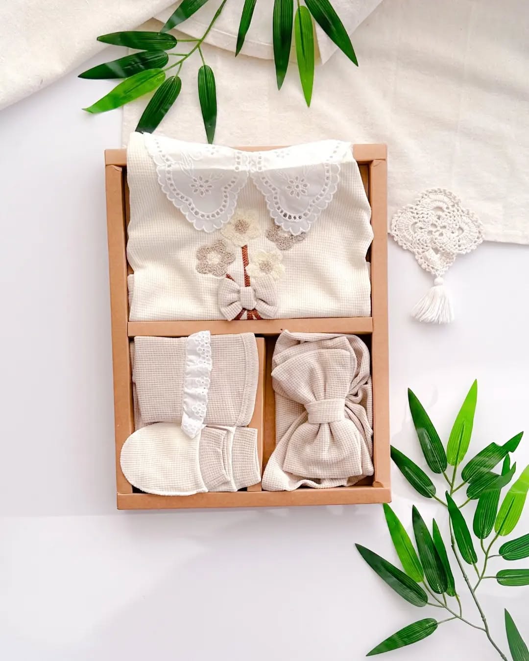 طقم بيبي بناتي دانتيل – 5 قطع بتطريز الأزهار الأنيقة