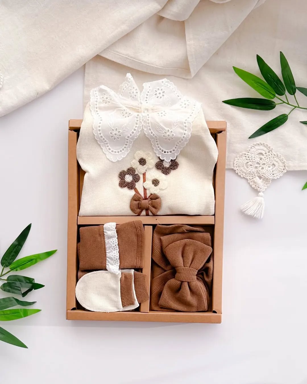 طقم بيبي بناتي دانتيل – 5 قطع بتطريز الأزهار الأنيقة