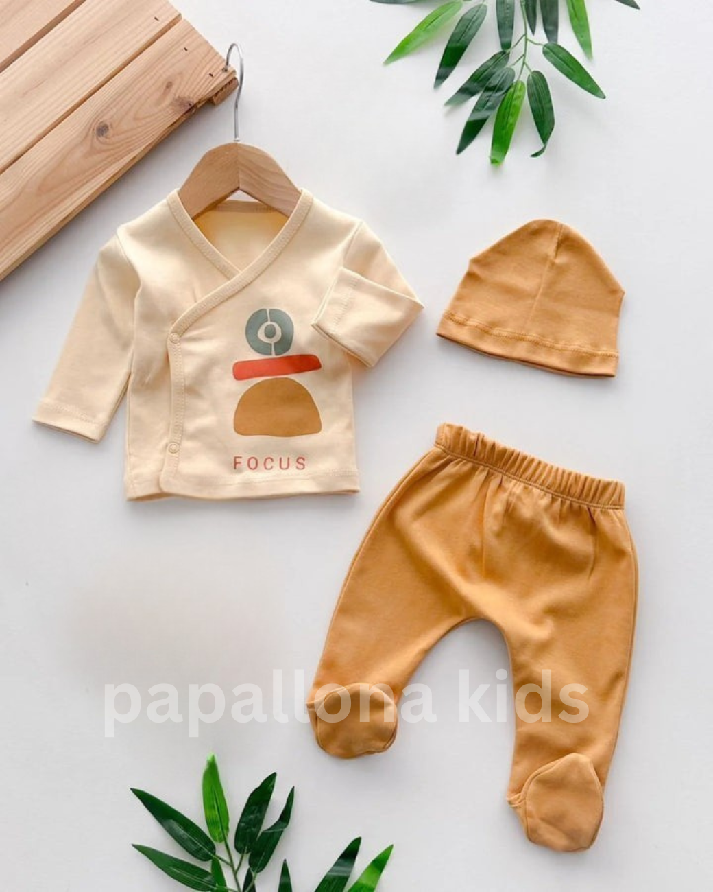 طقم مواليد بخمس قطع بتفاصيل مريحة وألوان ناعمة