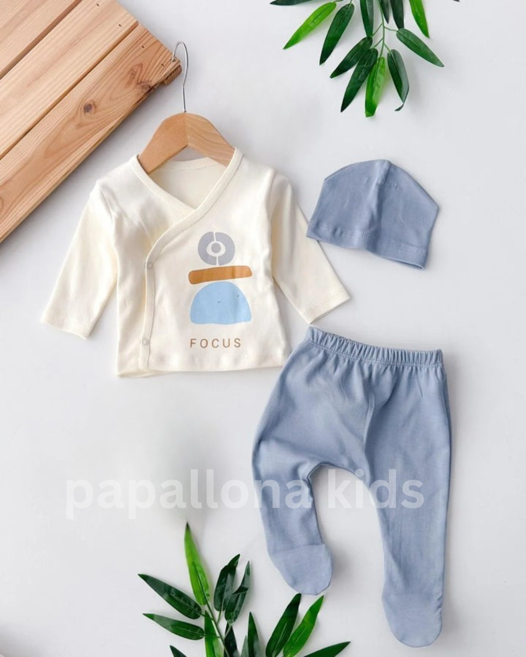 طقم مواليد بخمس قطع بتفاصيل مريحة وألوان ناعمة