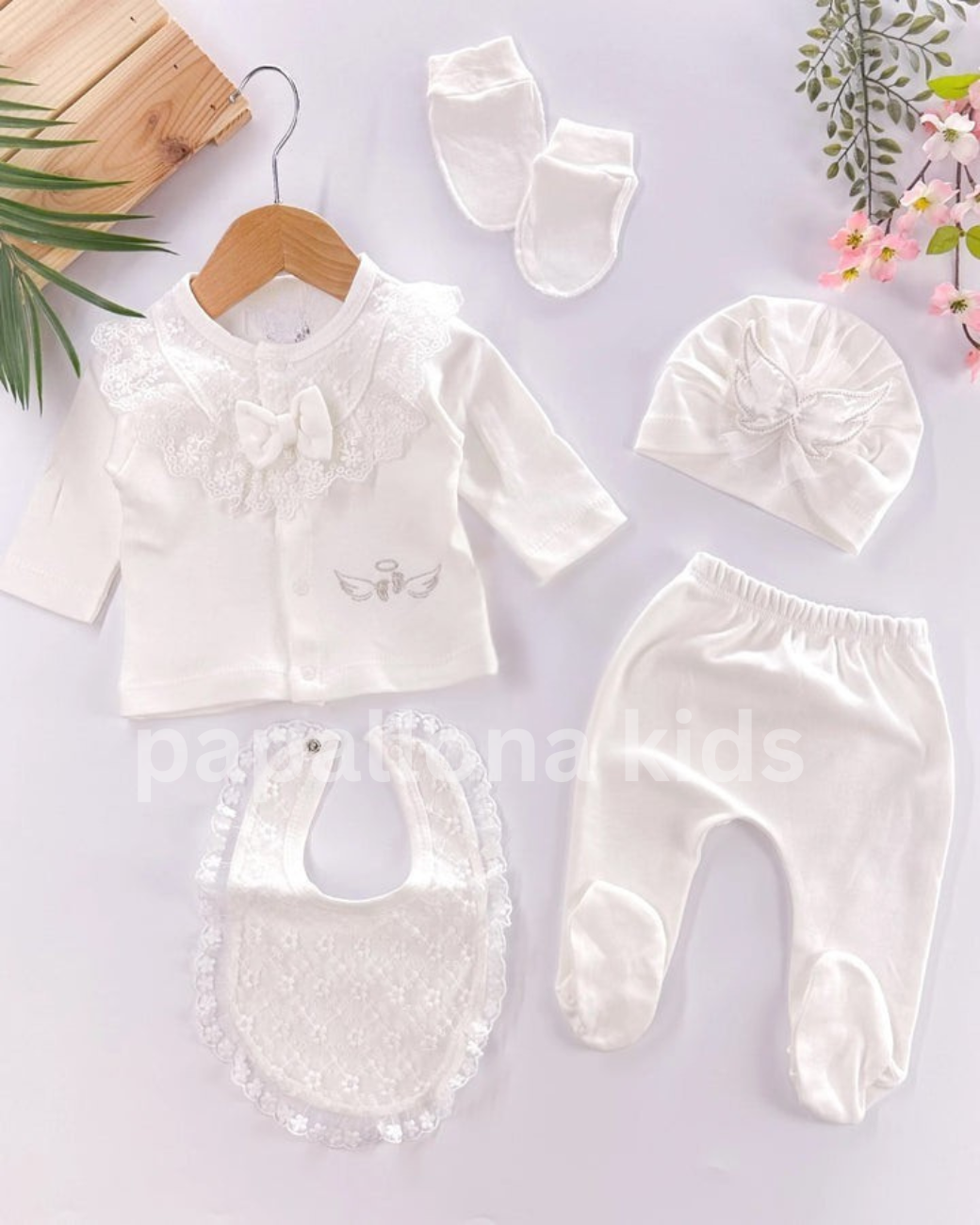 طقم مولودة بناتي – دانتيل فاخر وأجنحة مطرزة أنيقة