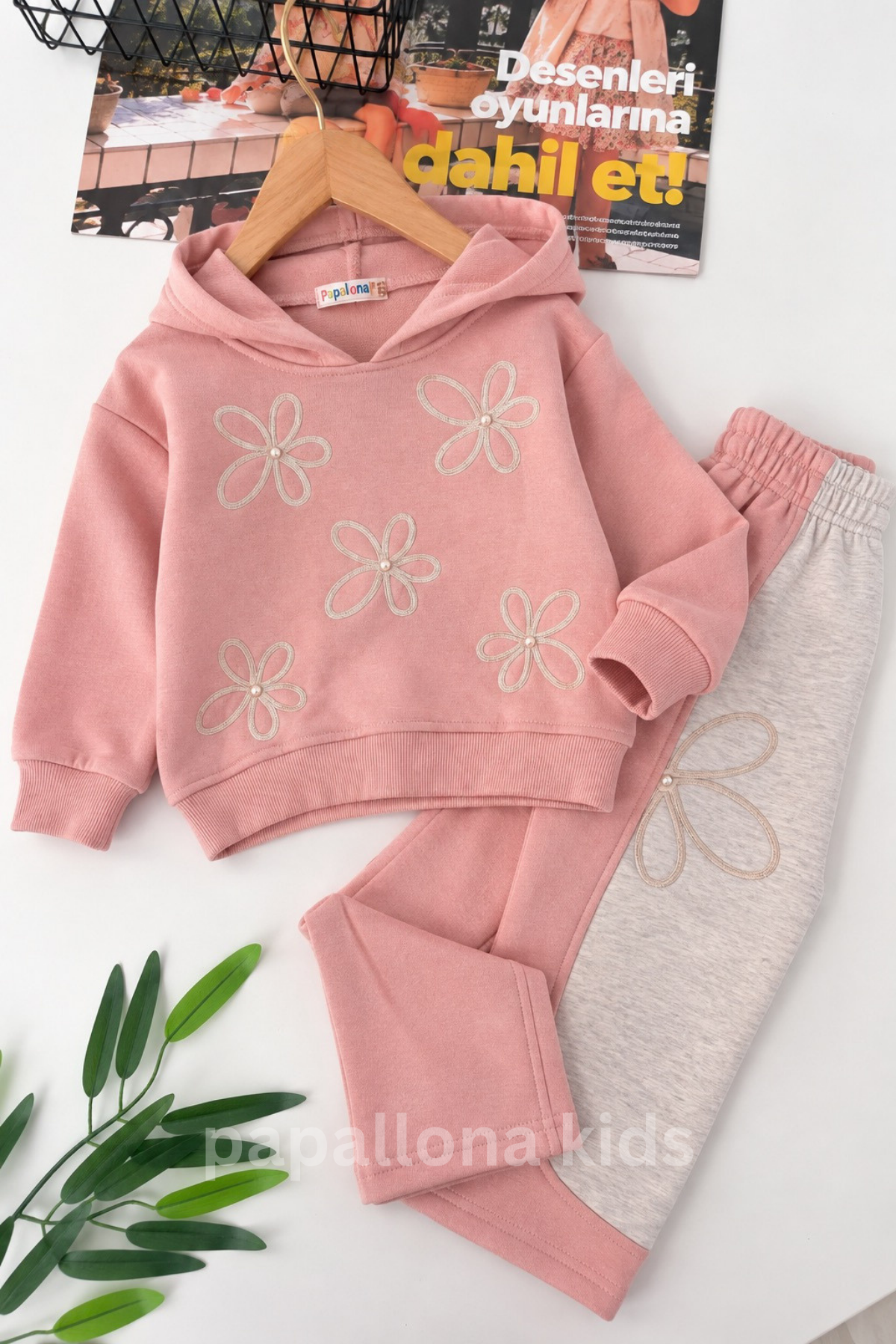 طقم بناتي Flowers قطعتين – سويتشيرت بكابيشون مع سروال 🌸✨