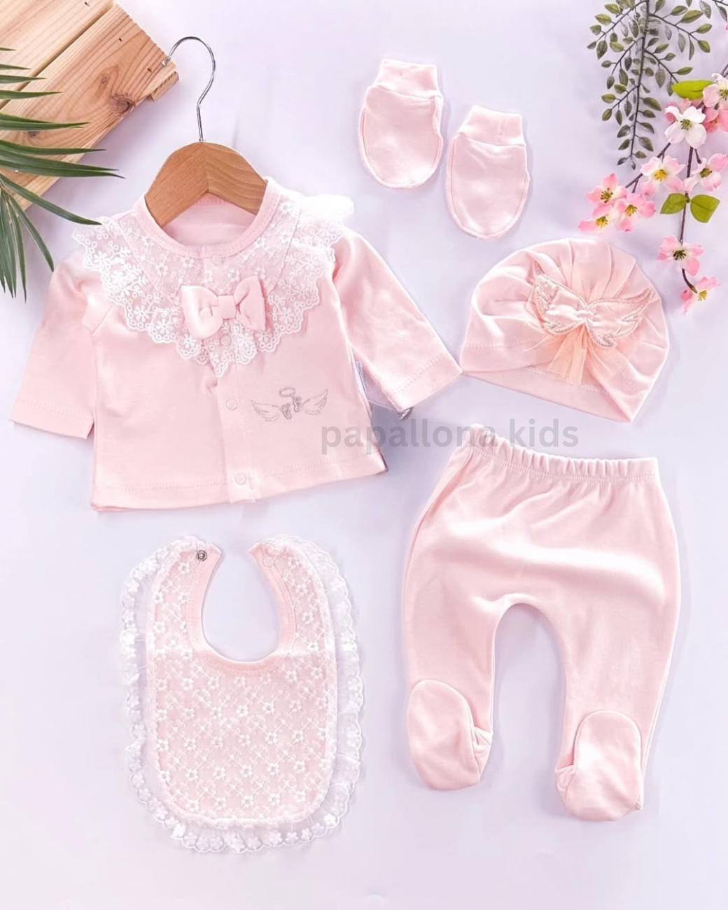 طقم مولودة بناتي – دانتيل فاخر وأجنحة مطرزة أنيقة