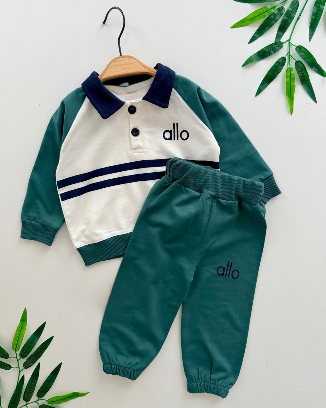 طقم أطفال أنيق قطعتين – كنزة بياقة بولو وبنطال مريح بتصميم عصري (ALLO)