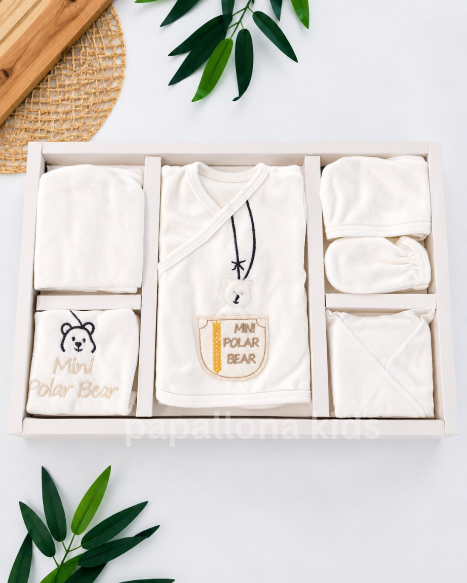 طقم مستشفى للمواليد 7 قطع – Velours ناعم بتصميم Mini Polar Bear 👶🤍🐻