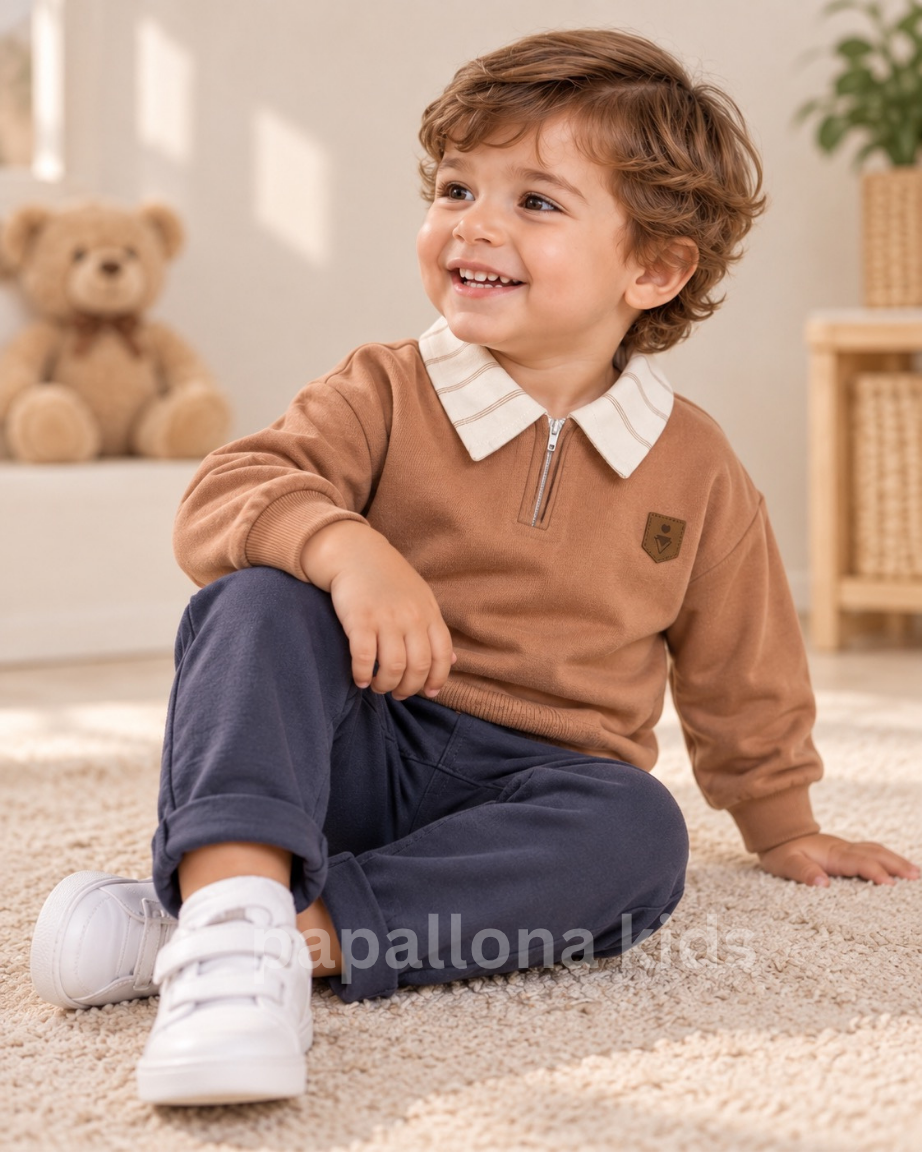 طقم ولادي أنيق قطعتين – سويتشيرت بياقة مع سروال 👦💙✨