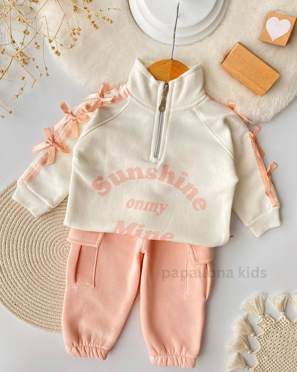 طقم شتوي بناتي – ستايل عصري مع تفاصيل فيونكة جذابة